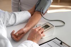 Tuổi 40 tưởng còn khỏe lại là lúc bệnh mạn tính bắt đầu