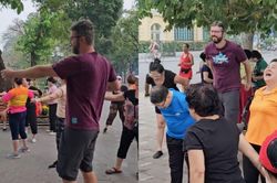 Du khách Tây: Không khí tập thể dục sáng ở Việt Nam 'có tính gây nghiện rất cao'