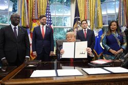 Tổng thống Trump ký hai sắc lệnh siết quyền công dân theo nơi sinh
