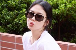 Song Hye Kyo đẹp như nữ thần chỉ với áo thun trắng và quần jeans
