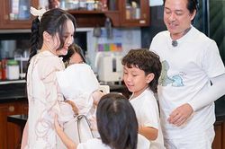 Vợ Tuấn Hưng tặng quà cho chồng và các con
