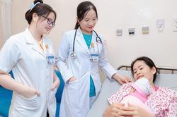 Trào lưu 'hút sữa cho con bú bình' nở rộ, bác sĩ khuyến cáo dùng đúng cách