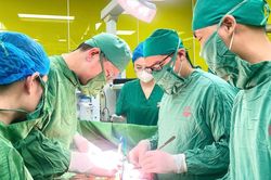 Cụ ông 90 tuổi mắc nhiều bệnh lý nền do tắc ruột