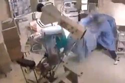 Xúc động khoảnh khắc bác sĩ dùng thân mình che chắn cho bệnh nhân giữa động đất