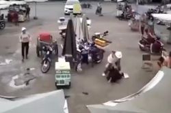 Đang tr&ecirc;n đường đi chợ, người phụ nữ bất ngờ bị người lạ đ&acirc;m trọng thương