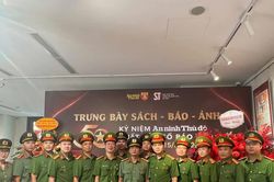 Công an phường Bồ Đề tham quan Trưng bày 'Sách - Báo - Ảnh 50 năm An ninh Thủ đô'