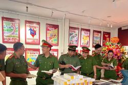 Công an phường Láng tham quan trưng bày Sách – Báo – Ảnh 50 năm kỷ niệm An ninh Thủ đô xuất bản số báo đầu tiên
