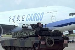 Xe tăng M1A2T Abrams lần đầu diễn tập bảo vệ sân bay Đào Nguyên