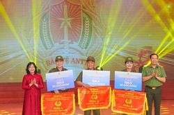 Chủ tịch Bùi Thị Minh Hoài trao giải cho lực lượng bảo vệ an ninh, trật tự ở cơ sở giỏi toàn quốc 2026