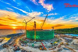 Hai 'si&ecirc;u cẩu' 1.450 tấn c&ugrave;ng n&acirc;ng khung th&eacute;p 125 tấn cho nh&agrave; h&aacute;t APEC