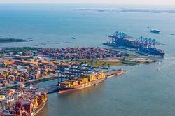 Cá, tôm, cua... vẫn phải 'còng lưng' gánh chi phí logistics