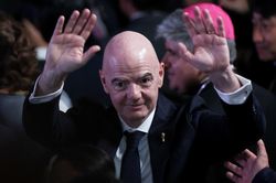 Cáo buộc mới bủa vây Infantino