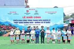 Khởi động c&ocirc;ng tr&igrave;nh 'Thắp s&aacute;ng đường bi&ecirc;n - Đường cờ Tổ quốc'