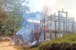 Hỏa hoạn 'nuốt trọn' căn nhà sàn ở Thái Nguyên
