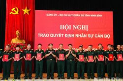 Điều động, bổ nhiệm nh&acirc;n sự, giải thể, sắp xếp, tổ chức lại lực lượng qu&acirc;n sự địa phương
