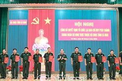 Công bố quyết định điều động, bổ nhiệm nhân sự; giải thể, tổ chức lại lực lượng quân sự địa phương