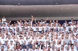 Hơn 700 cựu sinh vi&ecirc;n kh&oacute;a 41 Trường Đại học X&acirc;y dựng H&agrave; Nội c&ugrave;ng hội ngộ sau 30 năm