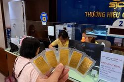 S&aacute;ng 8-8: Gi&aacute; v&agrave;ng đảo chiều tăng vọt