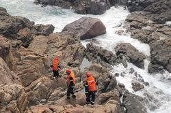 3 người bị s&oacute;ng cuốn mất t&iacute;ch tại Mũi Ngh&ecirc;, b&aacute;n đảo Sơn Tr&agrave;