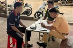 Đội CSGT Rạch Chiếc kiểm tra ma t&uacute;y với t&agrave;i xế vận tải