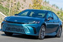 Hơn nửa triệu xe Toyota Camry bị triệu hồi vì lỗi đồng hồ kỹ thuật số