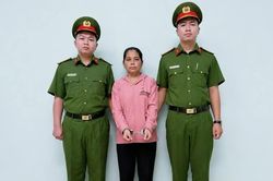 Bắt khẩn cấp bảo mẫu dùng dây thun bật vào chân trẻ ở trường mầm non