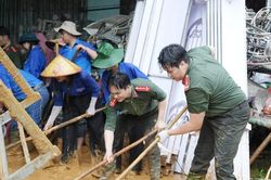 Tuổi trẻ Sơn La đ&agrave;o b&ugrave;n, di chuyển t&agrave;i sản gi&uacute;p người d&acirc;n vượt qua mưa lũ