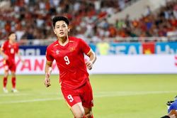 'Mặt sân cỏ đẹp quá' và màn ăn mừng đặc biệt của Đình Bắc