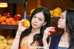 Tiệm c&agrave; ph&ecirc; phủ sen v&agrave; sạp tr&aacute;i c&acirc;y g&acirc;y sốt, giới trẻ xếp h&agrave;ng check-in