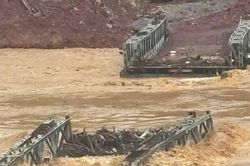 Lũ cuốn trôi cầu ở Nghệ An, 400 hộ dân bị chia cắt