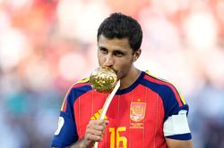 Barcelona ra gi&aacute; b&egrave;o cho Rodri, Man City lắc đầu