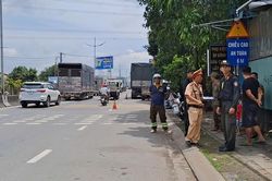 Xe ba gác tông đuôi ô tô tải trên đường dẫn cao tốc, một người tử vong