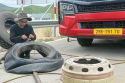 Vụ loạt phương tiện thủng lốp trên cao tốc: Tài xế xe chở phế liệu mắc loạt lỗi