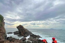 Vụ 3 cô gái bị sóng cuốn mất tích: Đã cấm trekking tự phát xuống Mũi Nghê từ lâu