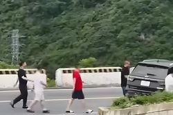 Xác minh clip nhóm người dừng ô tô ngay khúc cua trên đèo Hải Vân để ngắm cảnh