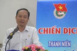 Trao quà cho thanh niên công nhân cao su tại Lào