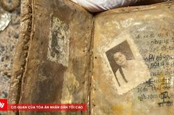 Phát hiện ảnh phụ nữ trong mộ liệt sĩ chưa rõ danh tính