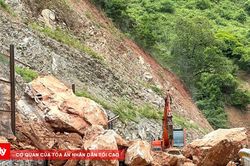 Sạt lở núi, hàng trăm khối đất đá chắn ngang tỉnh lộ