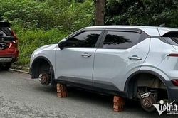 Nữ chủ &ocirc; t&ocirc; kể ph&uacute;t biết xe bị th&aacute;o mất 2 b&aacute;nh khi đỗ ở khu đ&ocirc; thị H&agrave; Nội
