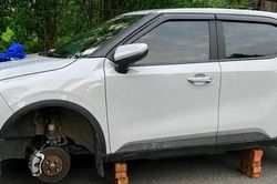 Ô tô bị 'vặt bánh' lúc nửa đêm, chủ xe có được bảo hiểm chi trả?