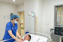 Người đàn ông 49 tuổi suýt chết vì uống rượu mật cá trắm