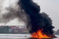 Ghe cháy ngùn ngụt trên sông Sài Gòn: 1 phụ nữ tử vong, 3 người nhảy xuống nước