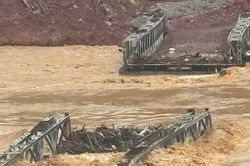 Cầu hơn 2 tỷ đồng chưa kịp b&agrave;n giao đ&atilde; bị lũ cuốn tr&ocirc;i