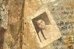 Tìm người biết thông tin cô gái trong tấm ảnh dưới mộ liệt sĩ ở Đà Nẵng