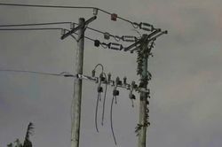 Người đ&agrave;n &ocirc;ng tử vong gần trạm điện, b&ecirc;n cạnh c&oacute; k&igrave;m cộng lực