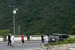 X&aacute;c minh clip nh&oacute;m người dừng &ocirc; t&ocirc; giữa kh&uacute;c cua ở đ&egrave;o Hải V&acirc;n để ngắm cảnh