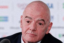 Báo Anh tố UEFA từng chi tiền cho tình nhân Gianni Infantino