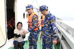 Vụ 4 người bị s&oacute;ng cuốn ở Sơn Tr&agrave;: Cứu một c&ocirc; g&aacute;i sau 8 giờ tr&ocirc;i dạt