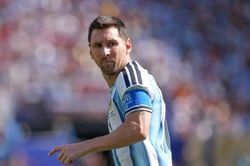 Messi bị dọa đánh bom, Ronaldo gặp fan cuồng đột nhập khách sạn