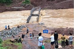 Lũ bủa v&acirc;y, h&agrave;ng trăm hộ d&acirc;n rẻo cao Nghệ An bị chia cắt
